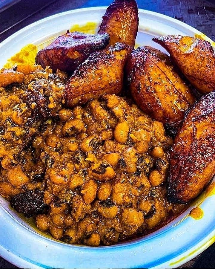 Black-eyed peas stew and fried plantains